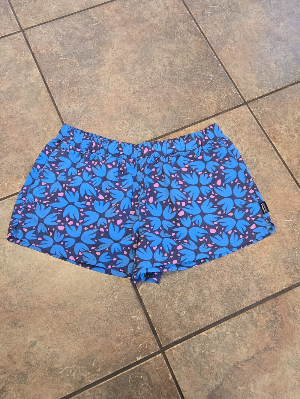 Patagonia Barely Baggies 2.5" Floral Print Shorts Blue Pink M